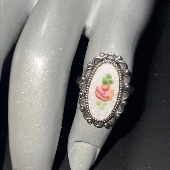 Jewelry - 14 KT GE Vintage Floral Ring Sz. 4.75 Beautiful Detail Unique EUC Silver Tone